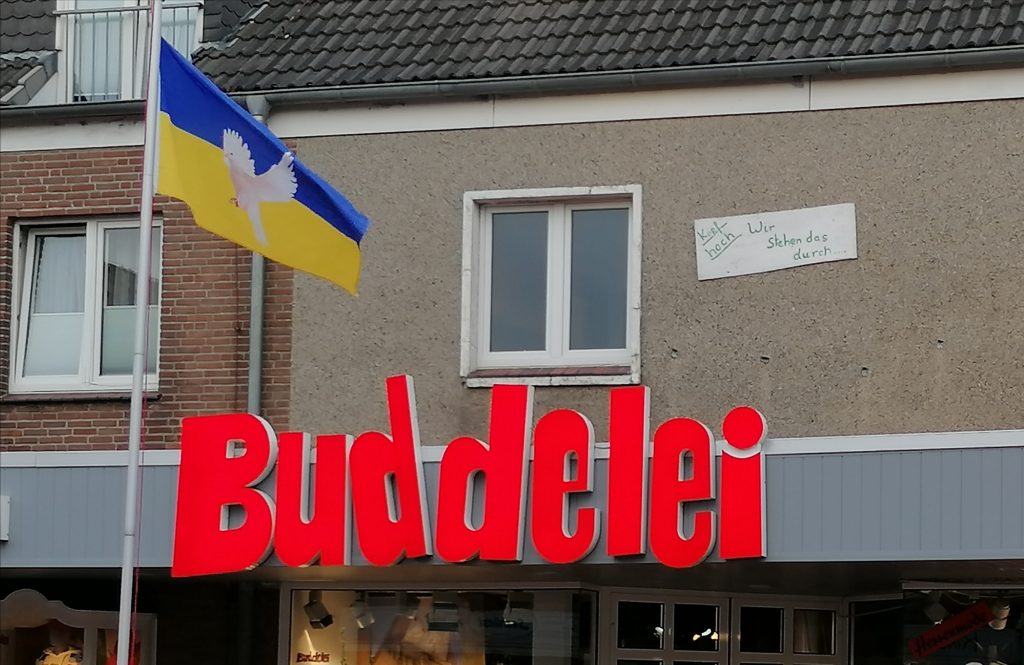 Ukraine-Fahne vor dem Geschäft Buddelei auf Langeoog
