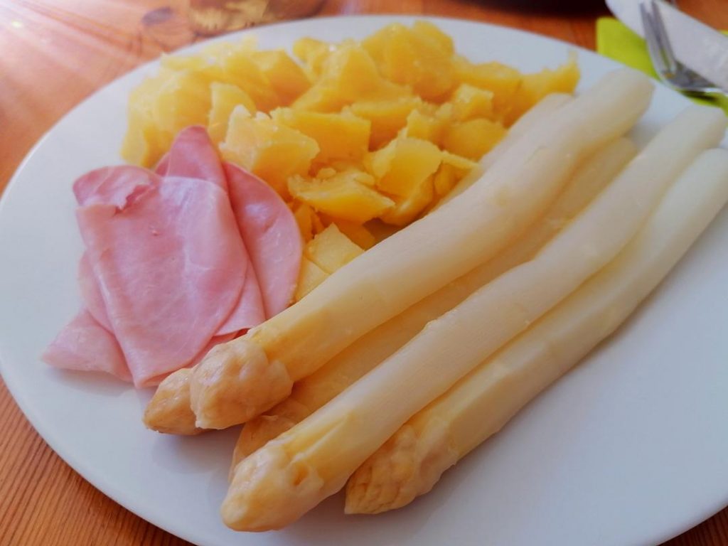 Der 2. Spargel im April - klassisch mit Kartoffeln, Butter und Kochschinken