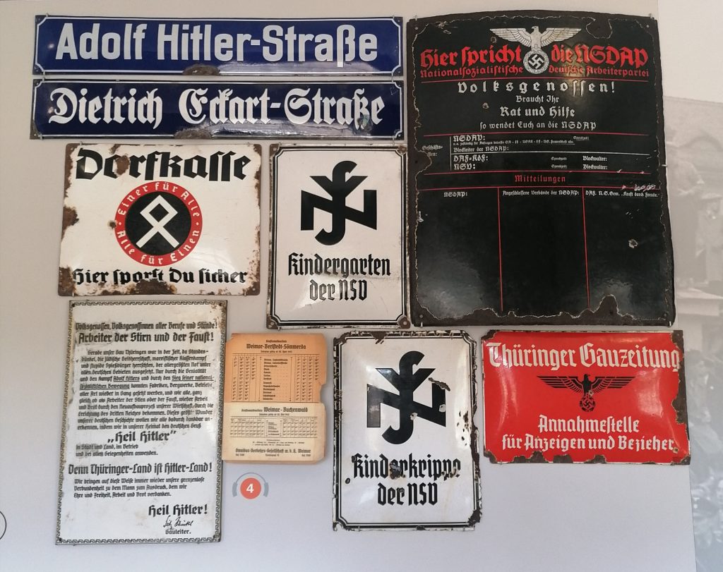 Nazi-Sprache auf Schildern in der Gedenkstätte Buchenwald