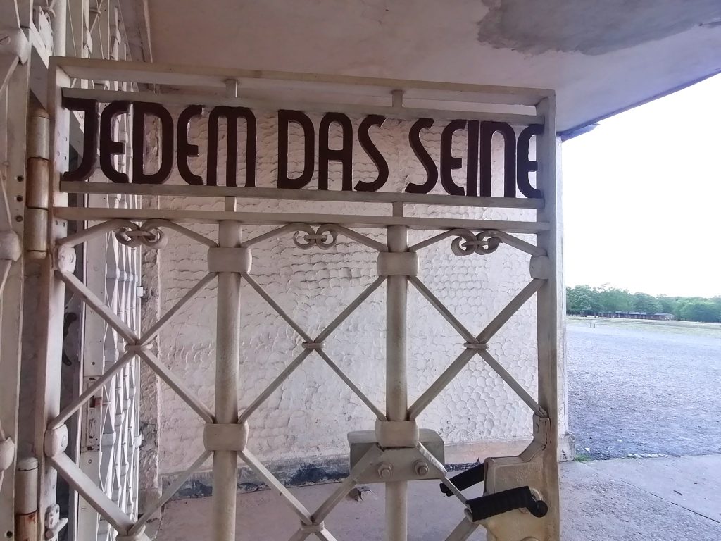 Jedem das Seine - Inschrift am Lagertor in Buchenwald