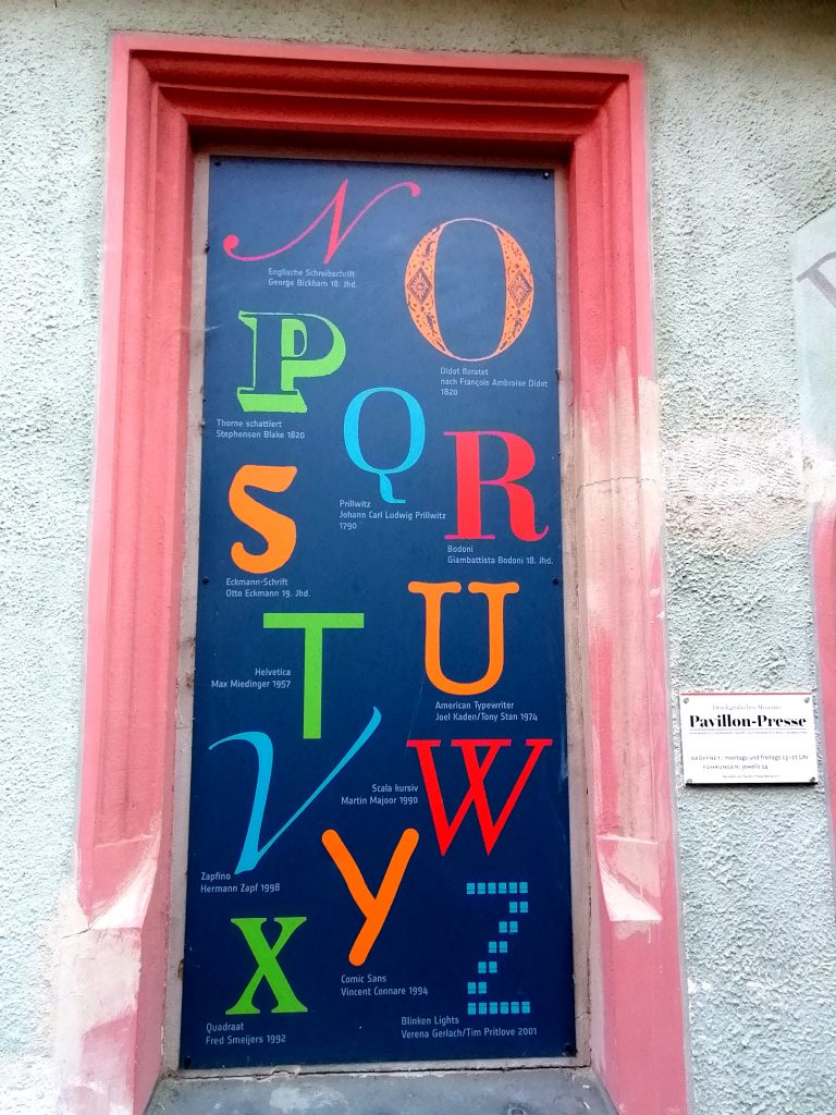 Bunte Buchstabentypografie am Druckgrafischen Museum in Weimar.