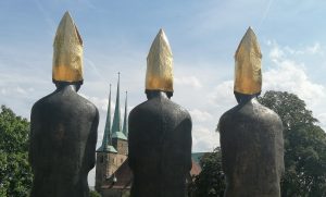 Skulptur Eingesessen mit 3 Bischöfen in Erfurt von hinten_Foto Nicole Isermann