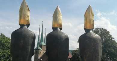 Skulptur Eingesessen mit 3 Bischöfen in Erfurt von hinten_Foto Nicole Isermann