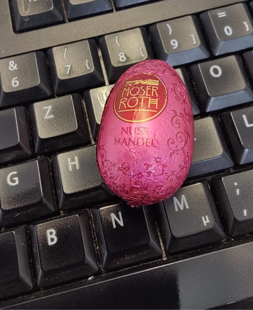 Schokoladen-Osterei versüßt die Büroarbeit.