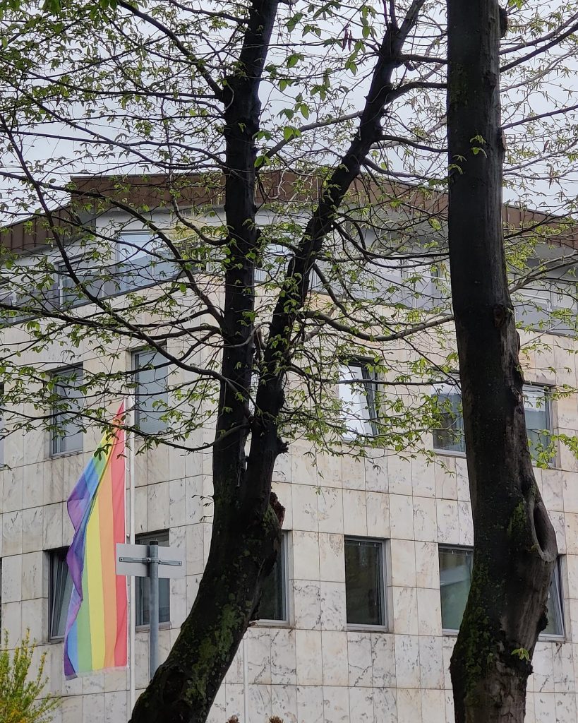 Aussicht aus dem VDN-Bürofenster auf die Regenbogenfahne gegenüber.