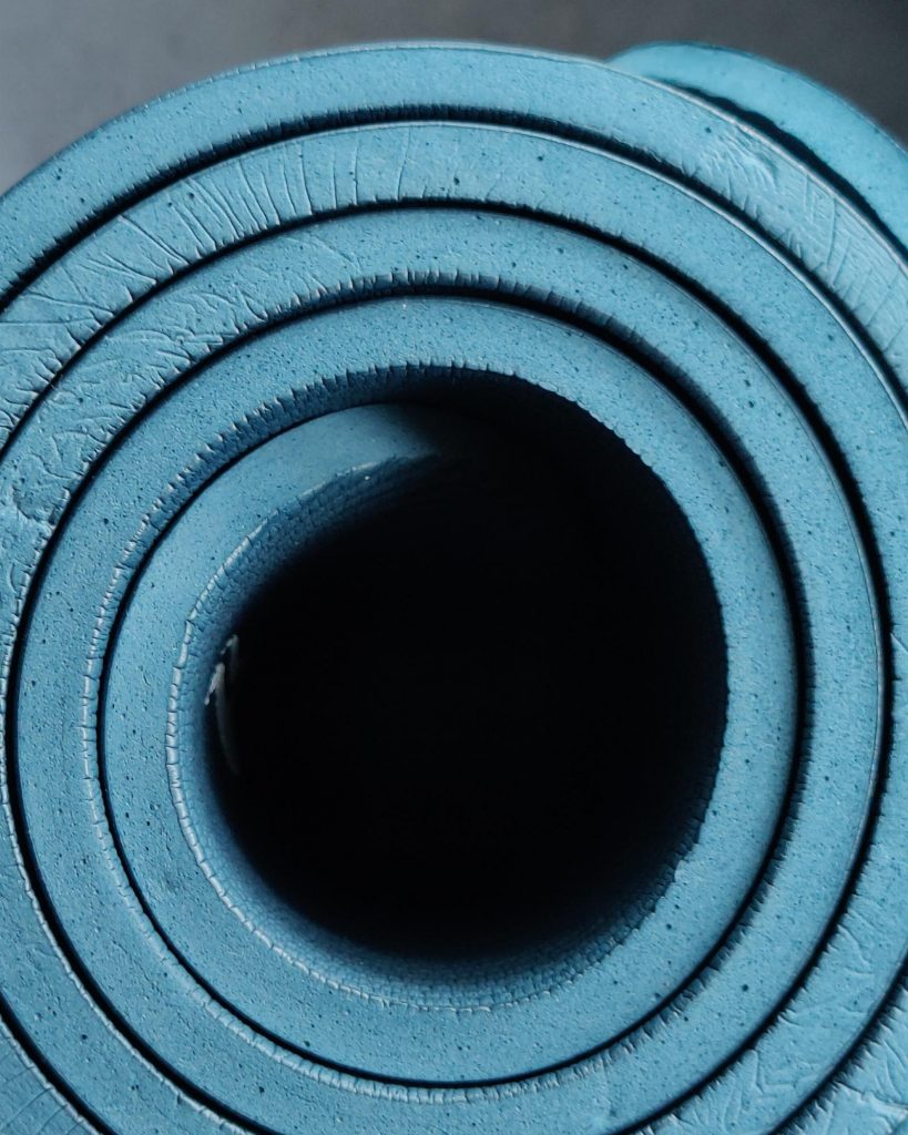 aufgerollte blaue Yogamatte